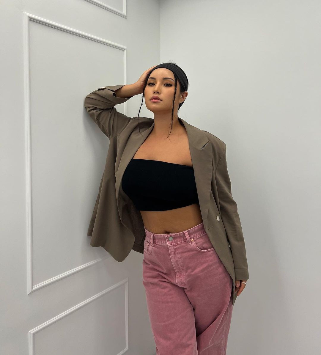 Phong cách đời thường thoải mái của người mẫu ngoại cỡ. Áo ống, hai dây là item được cô yêu thích để tôn lên hình thể khỏe khoắn.