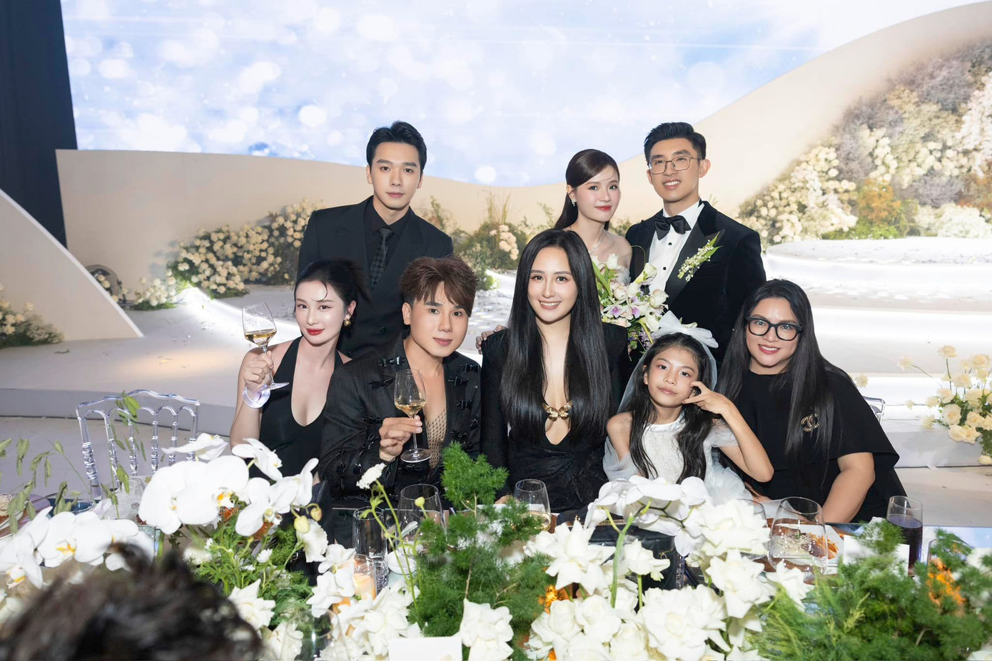 Ảnh Mai Phương Thúy chụp cùng vợ chồng Midu - Minh Đạt và các nghệ sĩ. Ảnh Mai Phương Thúy chụp cùng vợ chồng Midu - Minh Đạt và các nghệ sĩ.