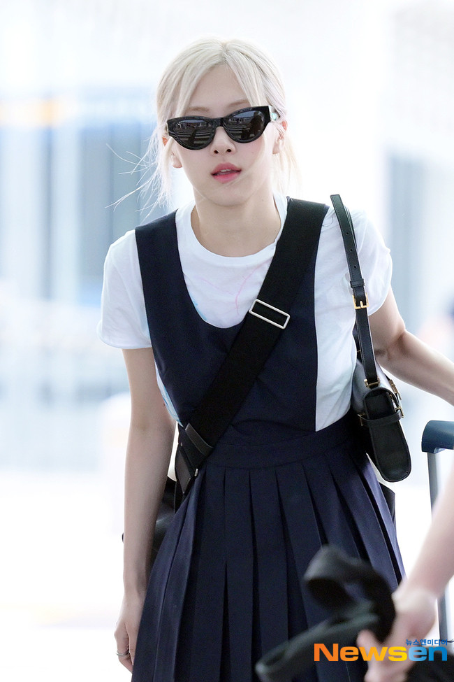 Vẻ ngoài nổi bật của Rosé trước giờ lên đường sang Mỹ.