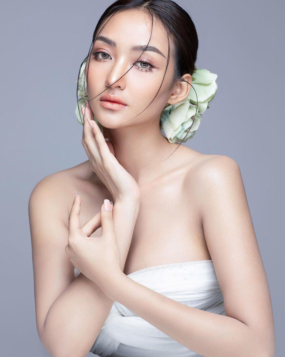 Trên trang cá nhân, Miss Grand Cambodia thường xuyên đăng những bức ảnh khoe vẻ ngoài ấn tượng. Cô phù hợp với nhiều layout make up khác nhau, là đối thủ khá mạnh của Thiên Ân tại Hoa hậu Hòa bình Quốc tế năm nay. Ảnh: @pichvoteyy. Trên trang cá nhân, Miss Grand Cambodia thường xuyên đăng những bức ảnh khoe vẻ ngoài ấn tượng. Cô phù hợp với nhiều layout make up khác nhau, là đối thủ khá mạnh của Thiên Ân tại Hoa hậu Hòa bình Quốc tế năm nay. Ảnh: @pichvoteyy.