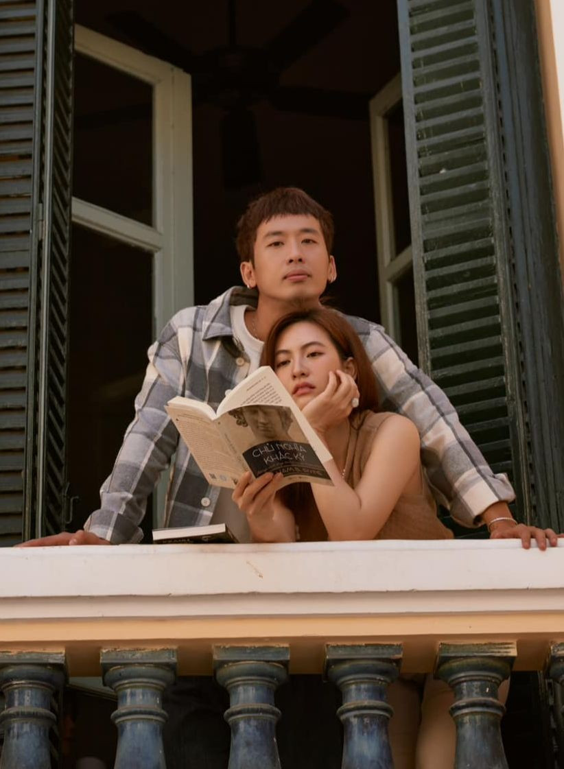 Trên trang cá nhân, loạt ảnh giữa Phương Anh Đào và Tuấn Trần tại viện bảo tàng cùng mô tả thả thính "Mai được Sâu đưa đi chơi và chụp mấy tấm hình xăm lính (xinh lắm - PV)" nhận nhiều sự chú ý từ khán giả.