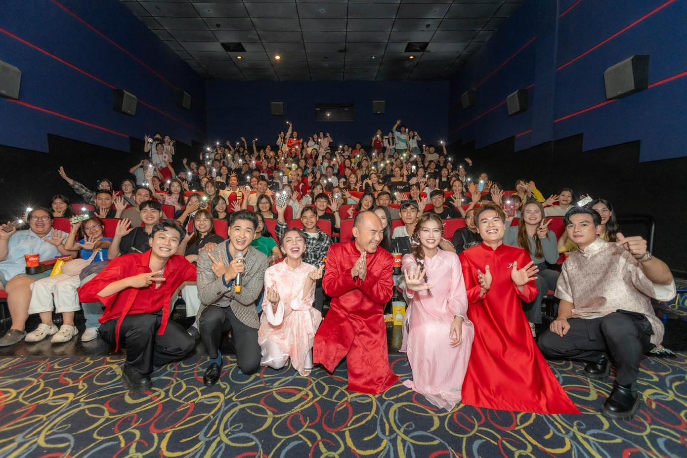 Bộ tứ báo thủ và Nụ hôn bạc tỷ chiếm phần lớn tổng doanh thu phim chiếu rạp mùa Tết. Bộ tứ báo thủ và Nụ hôn bạc tỷ chiếm phần lớn tổng doanh thu phim chiếu rạp mùa Tết.