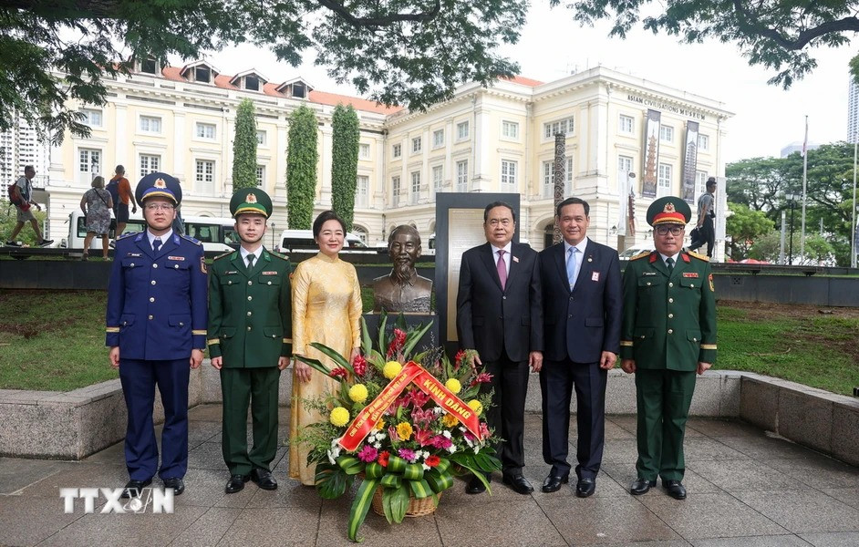 Chủ tịch Quốc hội Trần Thanh Mẫn cùng đoàn công tác và các đại biểu dâng hoa tại Tượng đài Chủ tịch Hồ Chí Minh ở Bảo tàng Văn minh châu Á. (Ảnh: Lê Dương/TTXVN).