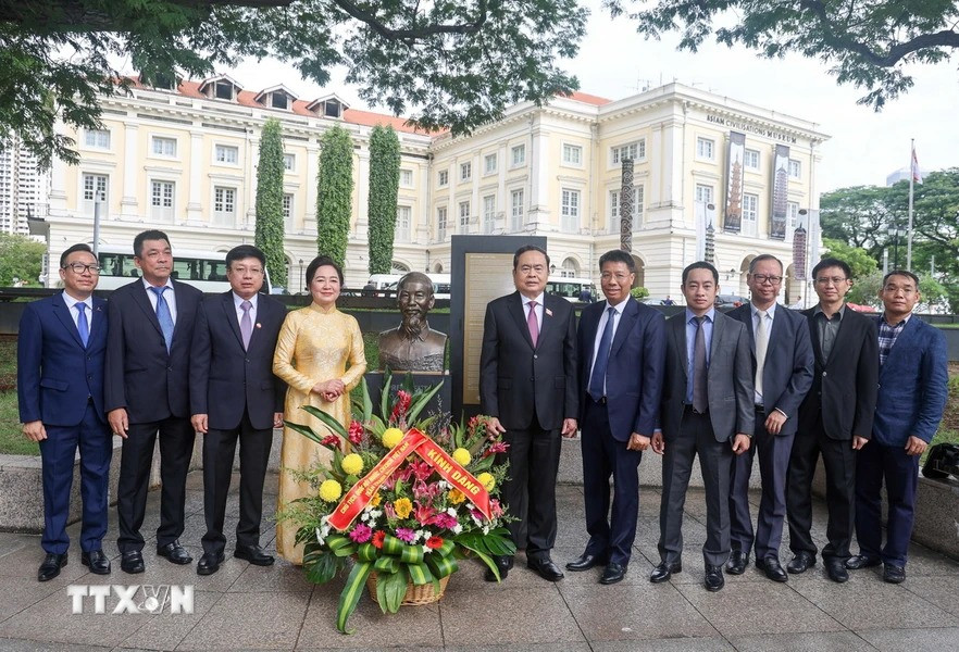 Chủ tịch Quốc hội Trần Thanh Mẫn cùng đoàn công tác và các đại biểu dâng hoa tại Tượng đài Chủ tịch Hồ Chí Minh ở Bảo tàng Văn minh châu Á. (Ảnh: Lê Dương/TTXVN).
