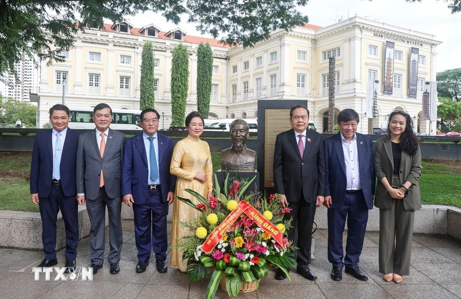 Chủ tịch Quốc hội Trần Thanh Mẫn cùng đoàn công tác và các đại biểu dâng hoa tại Tượng đài Chủ tịch Hồ Chí Minh ở Bảo tàng Văn minh châu Á. (Ảnh: Lê Dương/TTXVN)