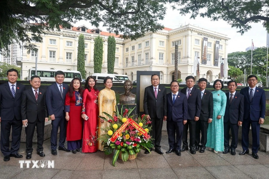Chủ tịch Quốc hội Trần Thanh Mẫn cùng đoàn công tác và các đại biểu dâng hoa tại Tượng đài Chủ tịch Hồ Chí Minh ở Bảo tàng Văn minh châu Á. (Ảnh: Lê Dương/TTXVN).