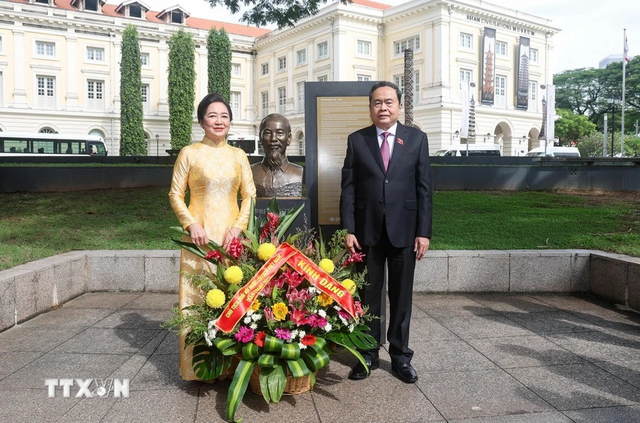 Chủ tịch Quốc hội Trần Thanh Mẫn cùng Phu nhân dâng hoa tại Tượng đài Chủ tịch Hồ Chí Minh ở Singapore. (Ảnh: Lê Dương/TTXVN).