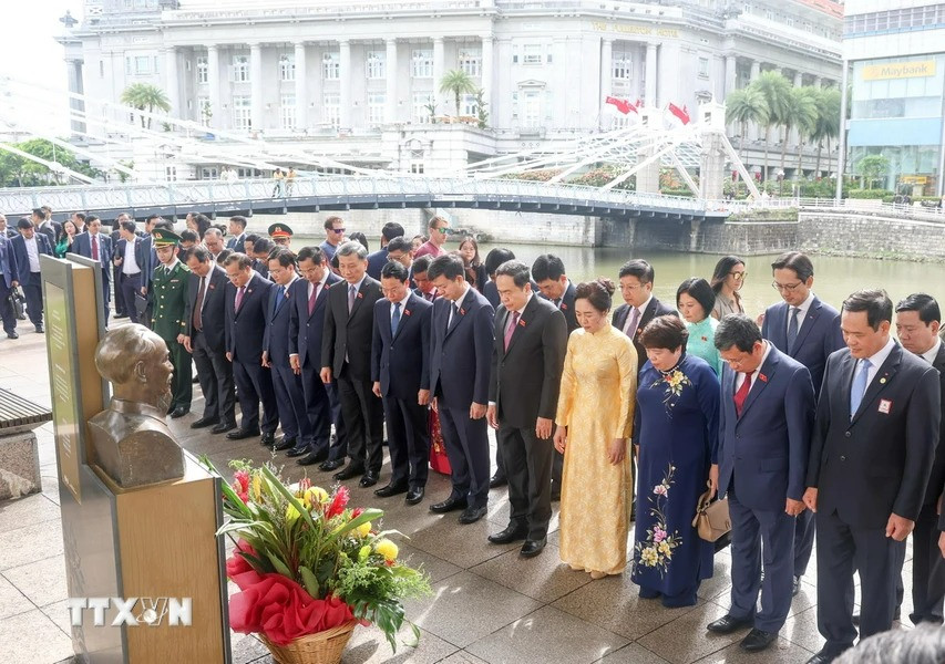 Chủ tịch Quốc hội Trần Thanh Mẫn cùng đoàn công tác dành một phút tưởng niệm bên Tượng đài Chủ tịch Hồ Chí Minh ở Singapore. (Ảnh: Lê Dương/TTXVN).