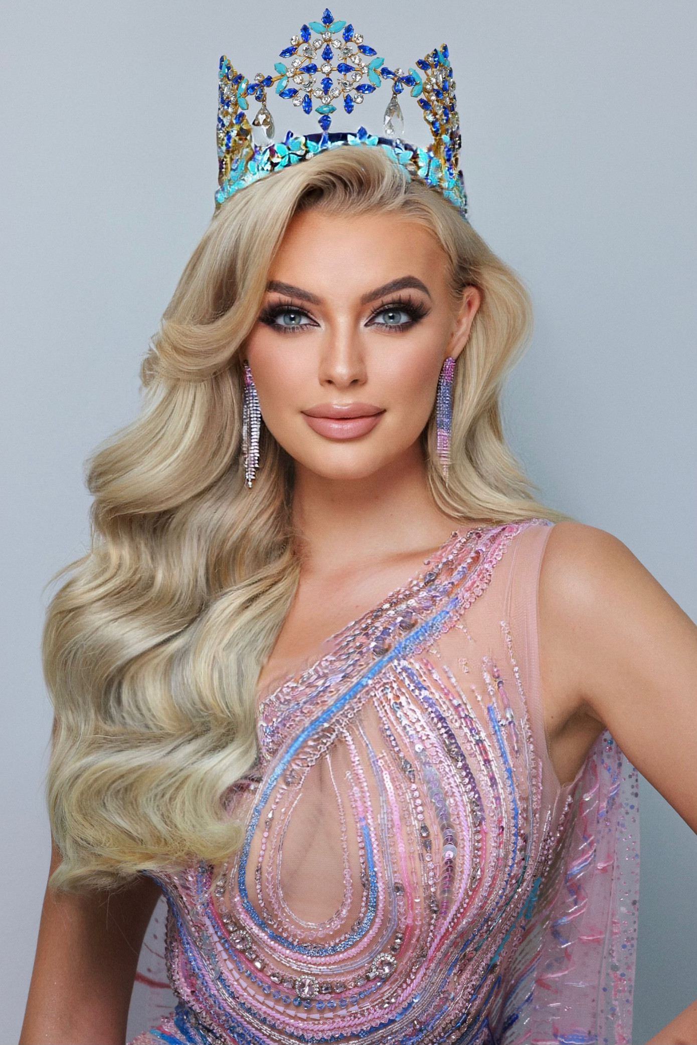 Đây không phải lần đầu ê-kíp của hai chuyên gia trang điểm trẻ thực hiện cho hoa hậu quốc tế. Sang Việt Nam tham dự đêm chung kết Hoa hậu Thế giới Việt Nam, Karolina Bielawska tỏa sáng với phong cách nhẹ nhàng, được cộng đồng mạng gọi là "búp bê sống".