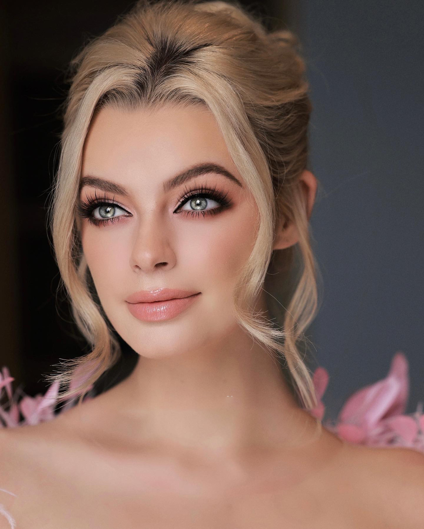 Đây không phải lần đầu ê-kíp của hai chuyên gia trang điểm trẻ thực hiện cho hoa hậu quốc tế. Sang Việt Nam tham dự đêm chung kết Hoa hậu Thế giới Việt Nam, Karolina Bielawska tỏa sáng với phong cách nhẹ nhàng, được cộng đồng mạng gọi là "búp bê sống".