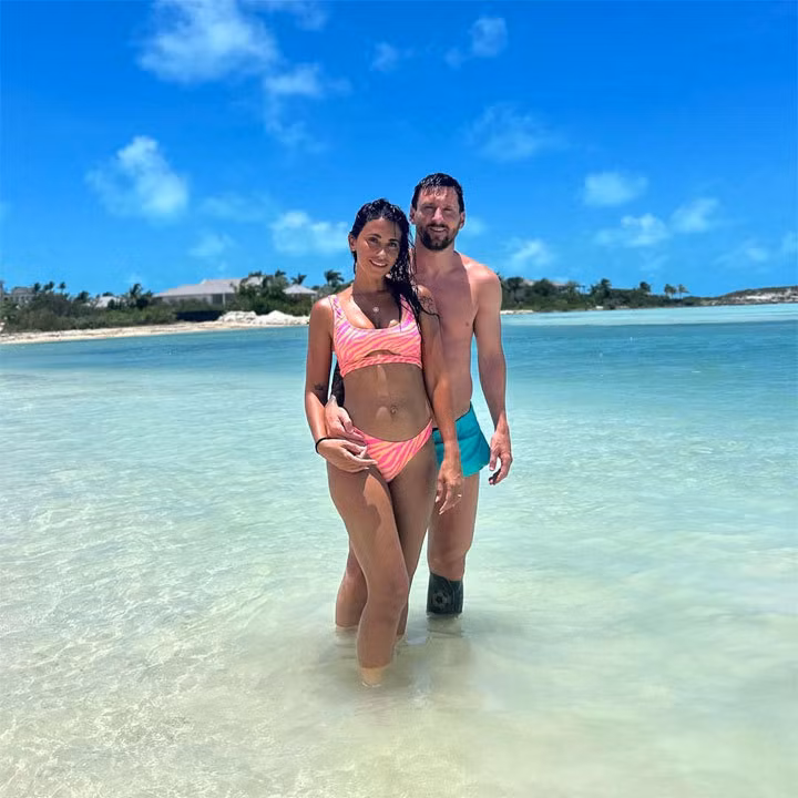 Vợ chồng Messi khoe dáng tại bãi biển.