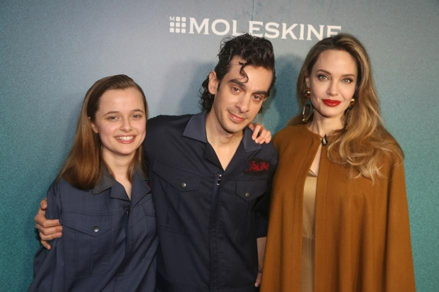 Con gái Angelina Jolie được người hâm mộ nhận xét mang cả nét đẹp của bố và mẹ. Minh tinh Hollywood cho biết cô tự hào khi con gái tự tin trước ống kính, biết làm việc và kiếm tiền từ tuổi 15.