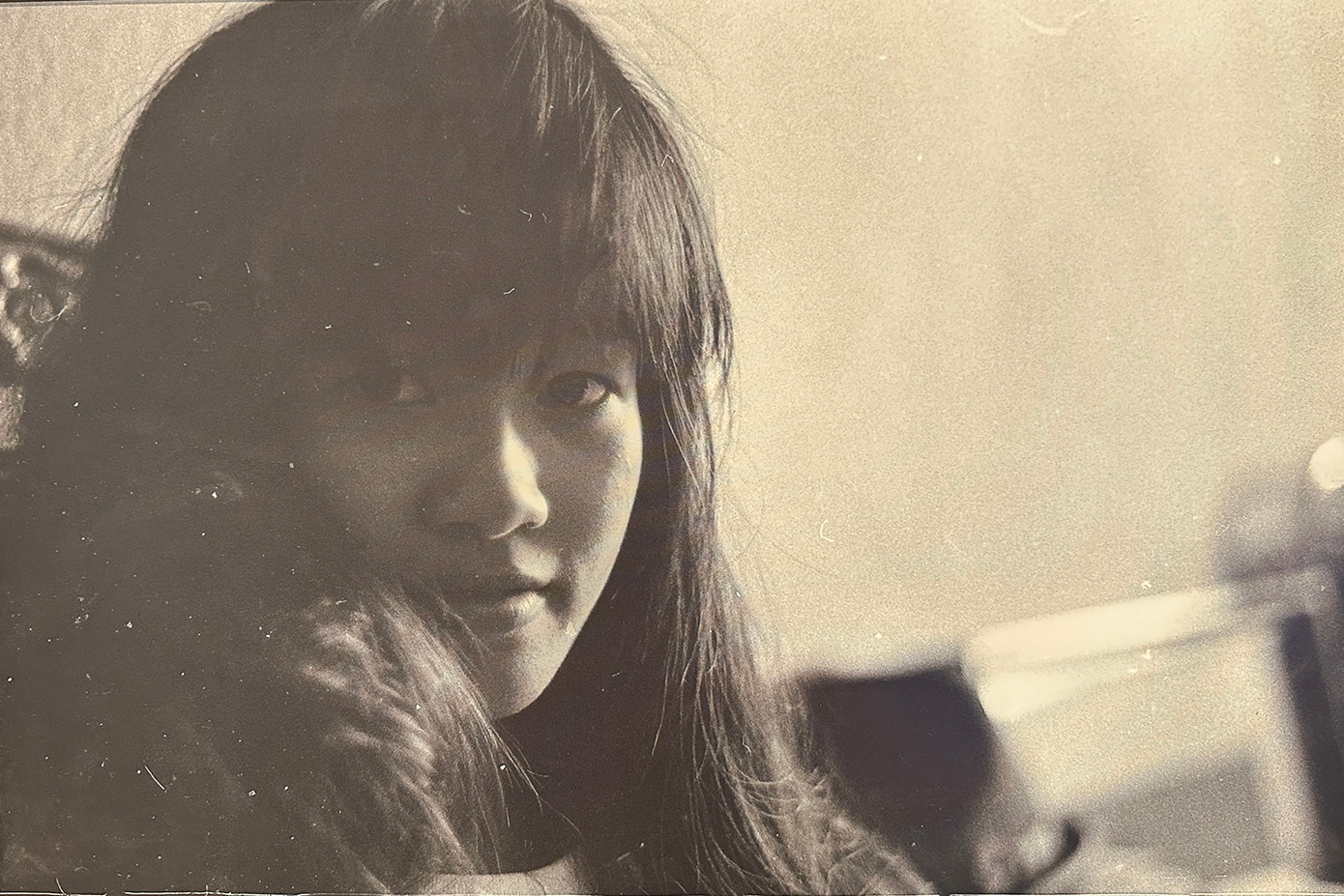 Bức ảnh Hồng Nhung chụp năm 1991 tại khu Văn Thánh, TPHCM khiến nhiều người chú ý tại triển lãm. Ảnh: Dương Minh Long.