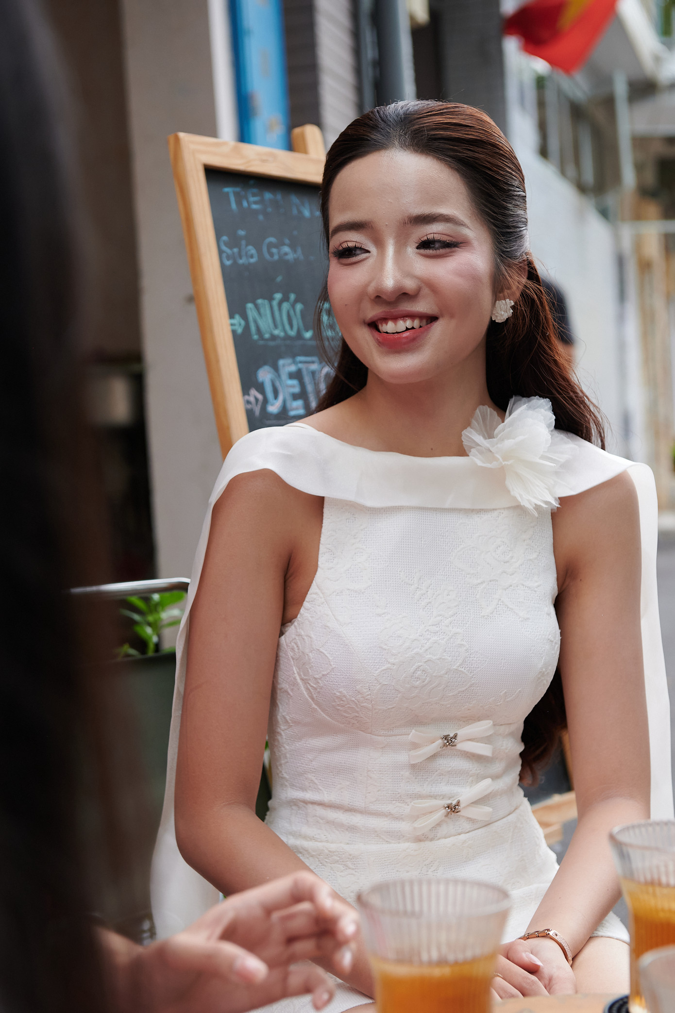 Thanh Bình cho biết cô có lịch học kéo dài đến 16h, chung ngày với buổi giao lưu cùng báo Tiền Phong. Cô trang điểm và làm tóc từ sớm, mang hình ảnh thí sinh Hoa hậu Việt Nam đến giảng đường Đại học Sân khấu Điện ảnh TPHCM. &quot;Do không có nhiều thời gian nên tôi phải chuẩn bị sẵn mọi thứ, tranh thủ đến buổi phỏng vấn ngay khi kết thúc tiết học&quot;, cô chia sẻ.