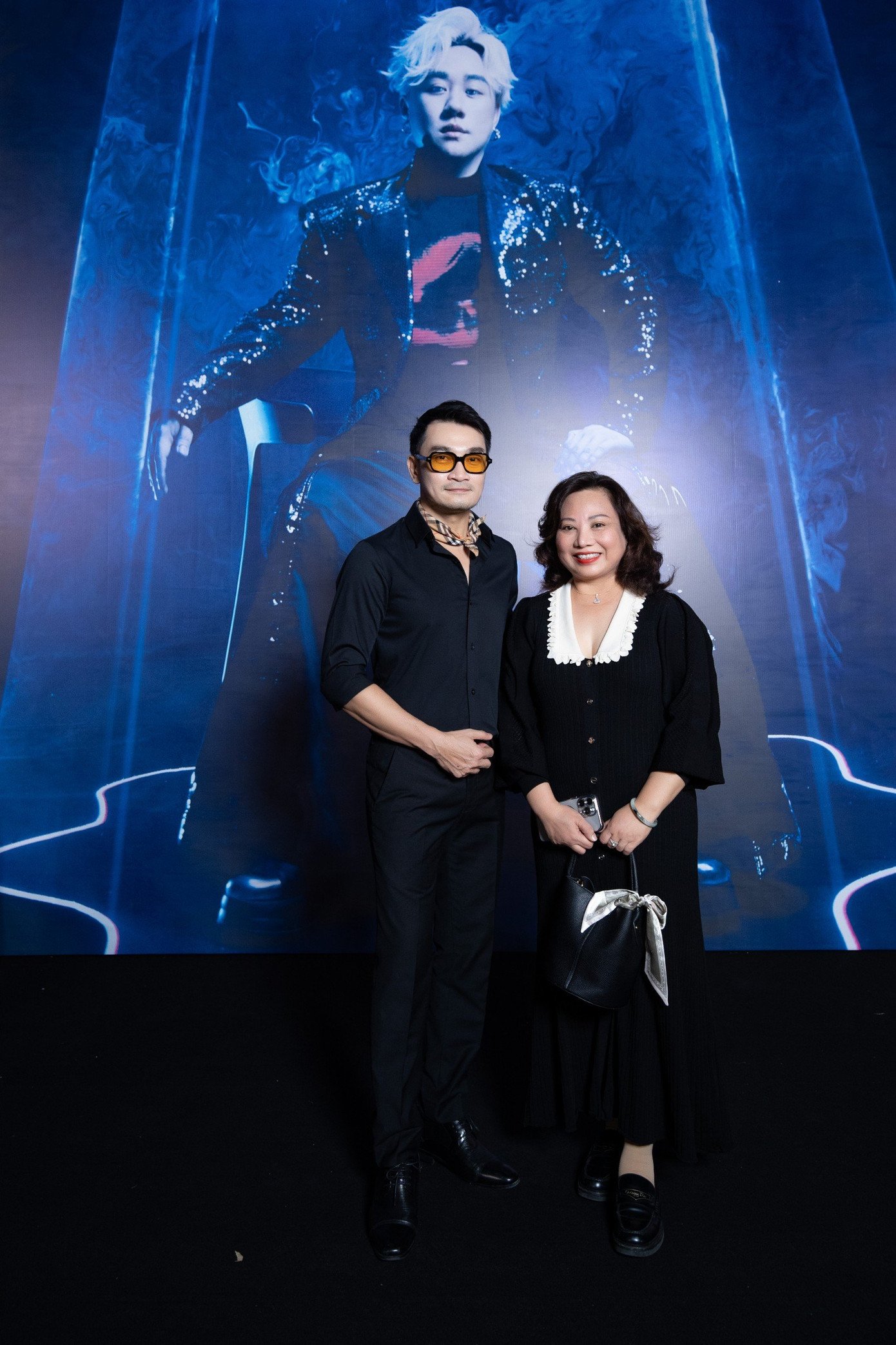 Trương Minh Quốc Thái bảnh bao xem live concert. Nam diễn viên dùng kính mát và khăn cổ làm điểm nhấn.