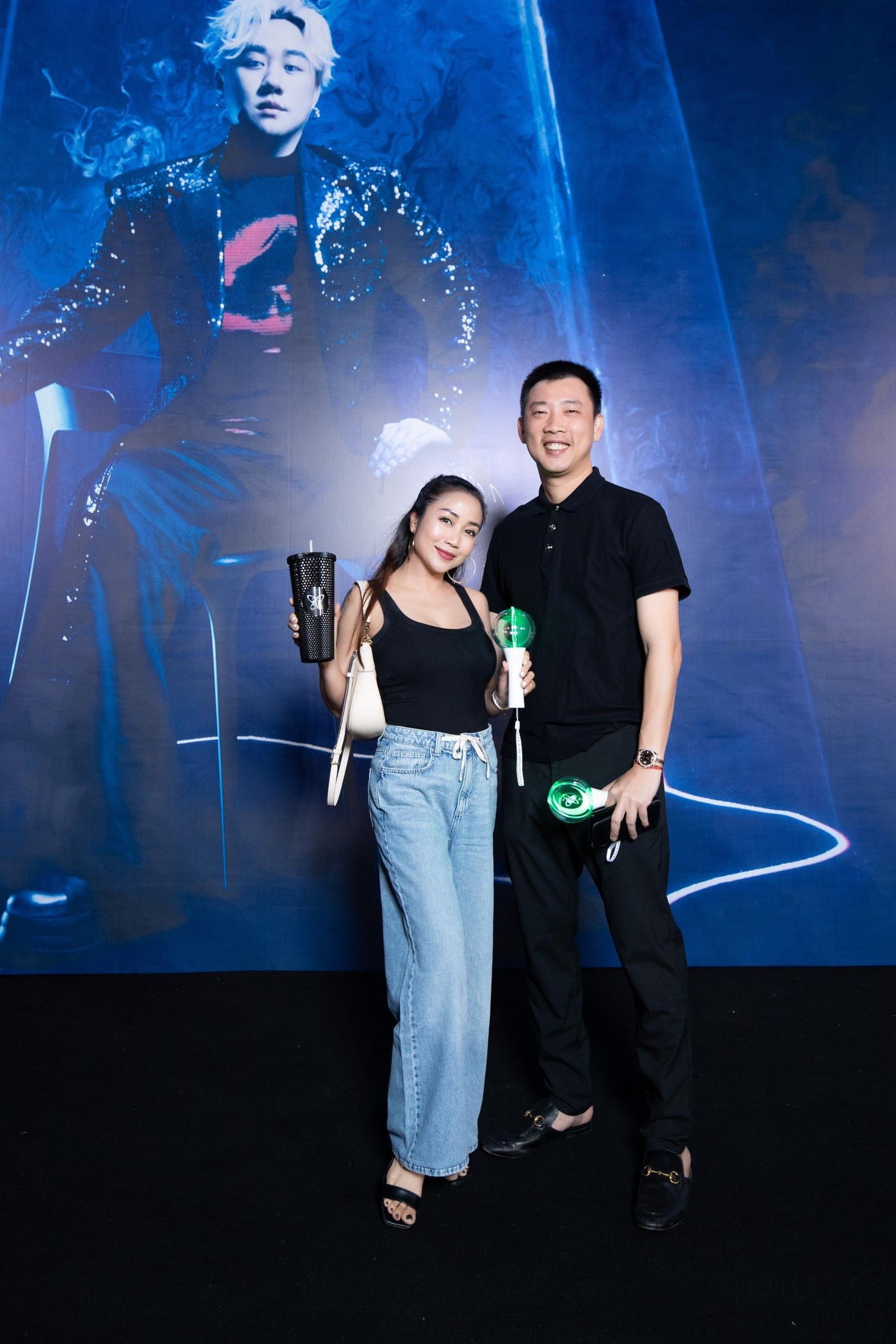 NSƯT Ốc Thanh Vân tranh thủ thời gian về Việt Nam, cùng chồng Trí Rùa xem Live concert 1689 của Trung Quân Idol. Nữ ca sĩ mặc đơn giản, trẻ trung đi xem nhạc. Thời gian qua, cô sang Australia để lo việc học cho hai con, tranh thủ livestream bán hàng online.