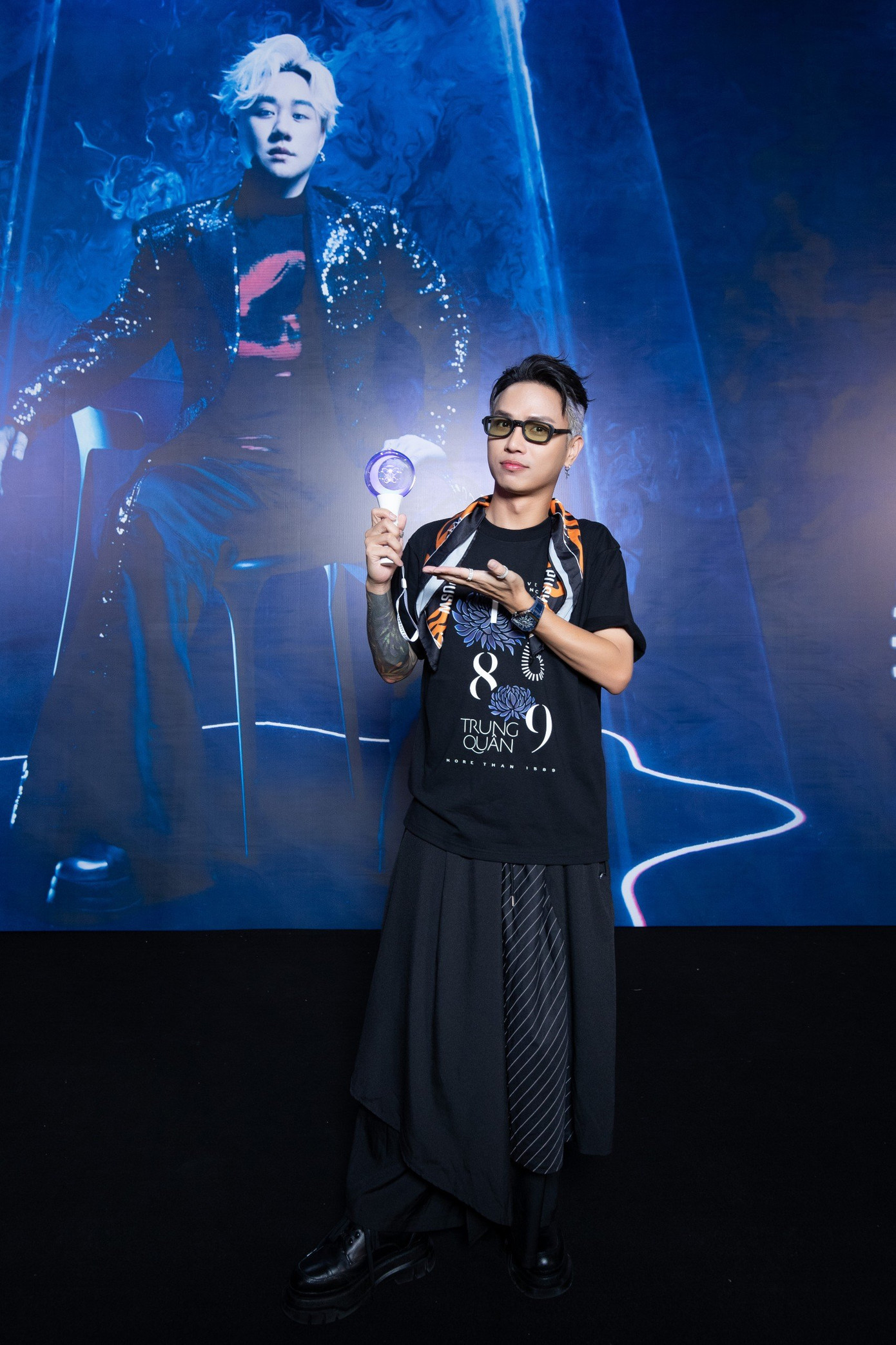 Neko Lê mặc cá tính dự show của đồng nghiệp. Hiện, nam đạo diễn, rapper là cái tên gây chú ý tại chương trình Anh trai vượt ngàn chông gai. Ngoài khả năng âm nhạc, Neko Lê được yêu thích nhờ loạt video ghi lại cuộc sống thường ngày của các anh tài.