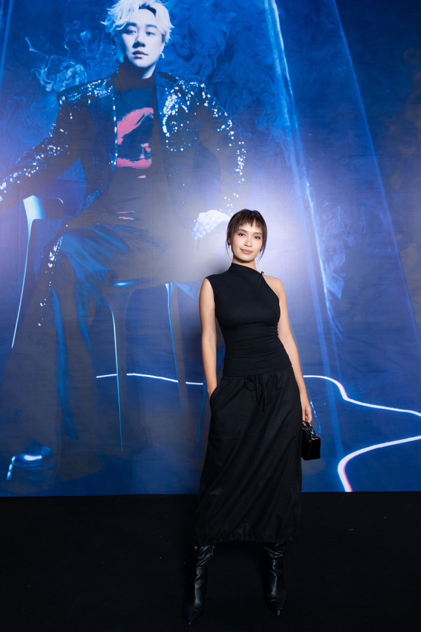 Ái Phương diện nguyên cây đen, trang điểm nhẹ đến xem đồng nghiệp biểu diễn.