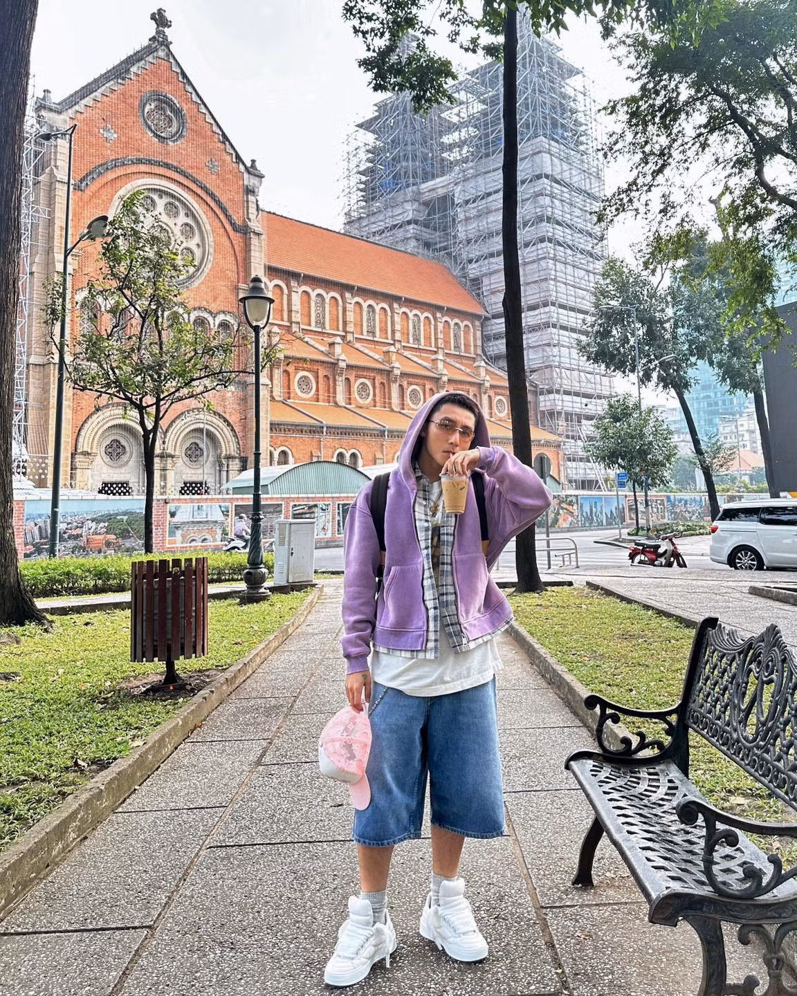 Sơn Tùng đăng ảnh uống cà phê bệt tại Nhà thờ Đức Bà, TPHCM.