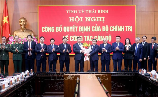 Ban Thường vụ Tỉnh ủy Thái Bình tặng hoa chúc mừng ông Nguyễn Khắc Thận. Ảnh: Thế Duyệt/TTXVN. Ban Thường vụ Tỉnh ủy Thái Bình tặng hoa chúc mừng ông Nguyễn Khắc Thận. Ảnh: Thế Duyệt/TTXVN.