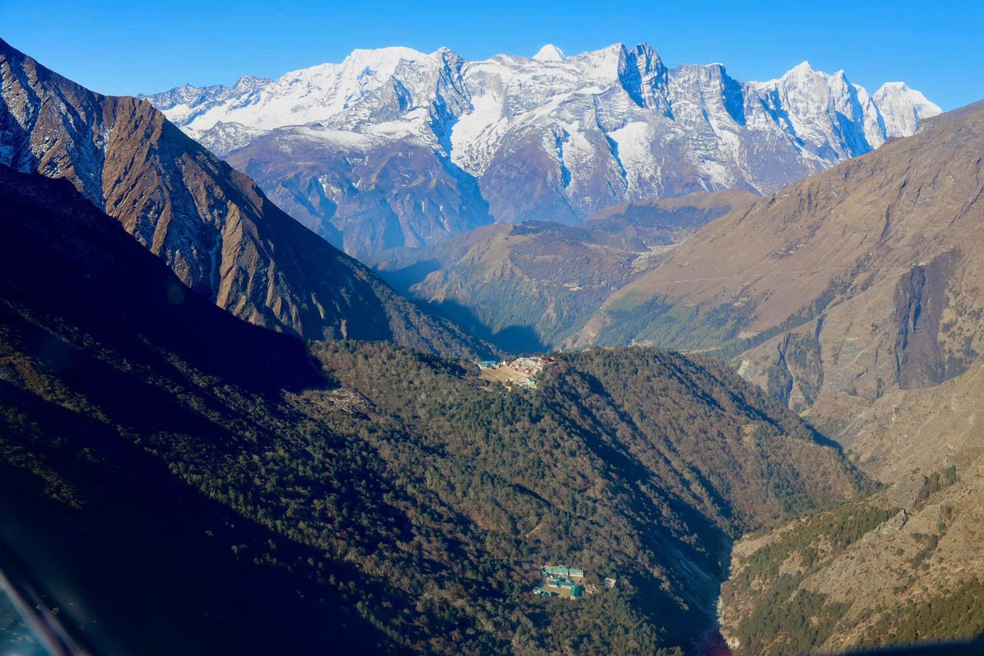 Khung cảnh kỳ vĩ chị Thúy Anh được chiêm ngưỡng từ trên máy bay trực thăng. Ảnh: Hoàng Thúy Anh. Khung cảnh kỳ vĩ chị Thúy Anh được chiêm ngưỡng từ trên máy bay trực thăng. Ảnh: Hoàng Thúy Anh.