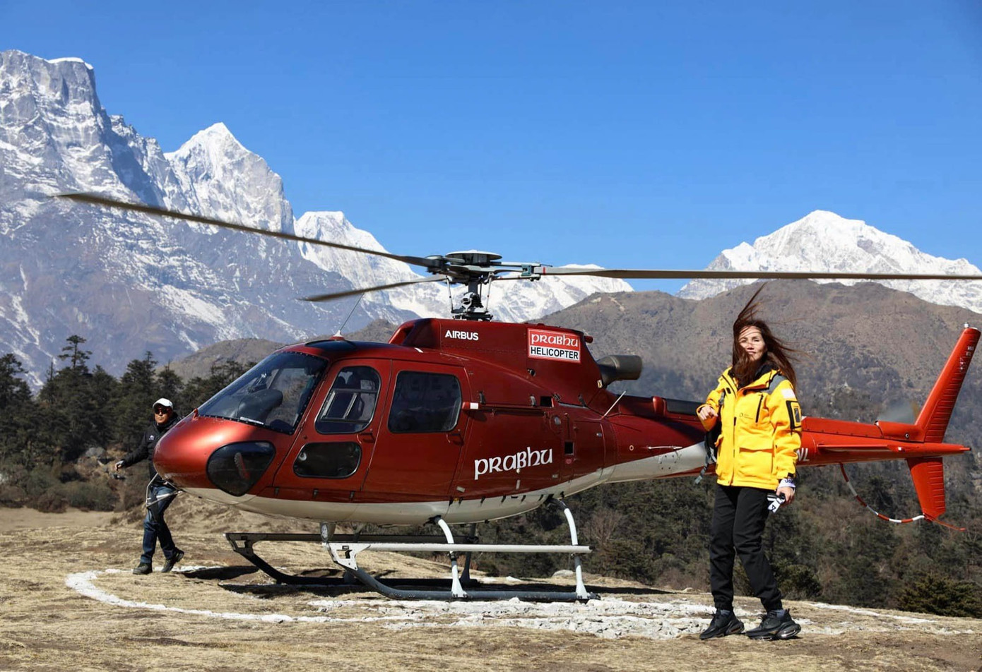 Chị Thúy Anh bên chiếc trực thăng vừa hạ cánh xuống sân bay Lukla. Ảnh: Hoàng Thúy Anh. Chị Thúy Anh bên chiếc trực thăng vừa hạ cánh xuống sân bay Lukla. Ảnh: Hoàng Thúy Anh.