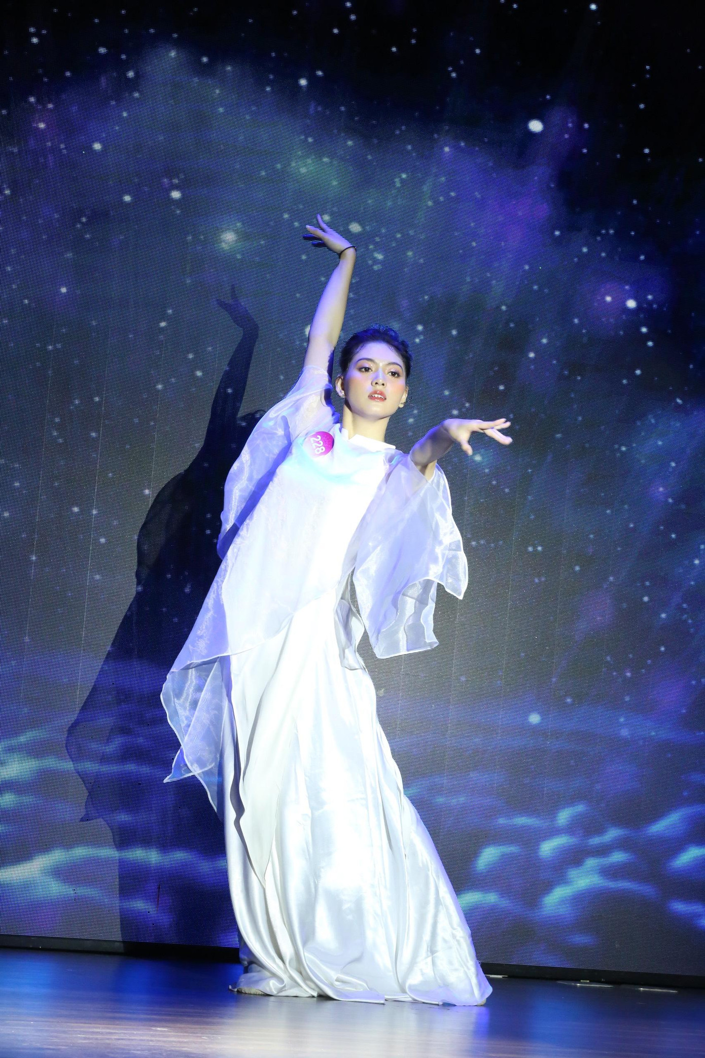 Nguyễn Hoàng Yến thể hiện bài nhảy trên nền nhạc Diễm xưa. Phần tay áo bồng giúp thí sinh mang số báo danh 128 thể hiện trọn vẹn những động tác uyển chuyển và nhẹ nhàng.