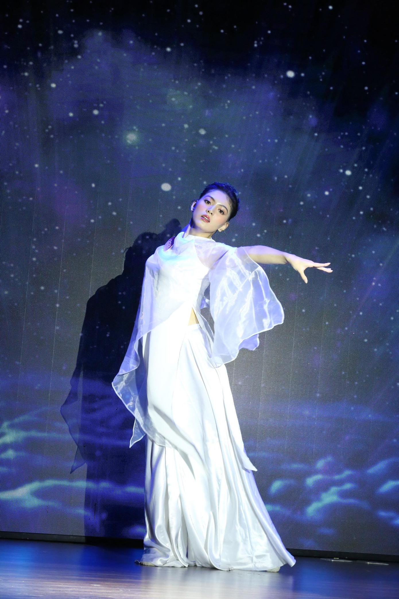 Nguyễn Hoàng Yến thể hiện bài nhảy trên nền nhạc Diễm xưa. Phần tay áo bồng giúp thí sinh mang số báo danh 128 thể hiện trọn vẹn những động tác uyển chuyển và nhẹ nhàng.