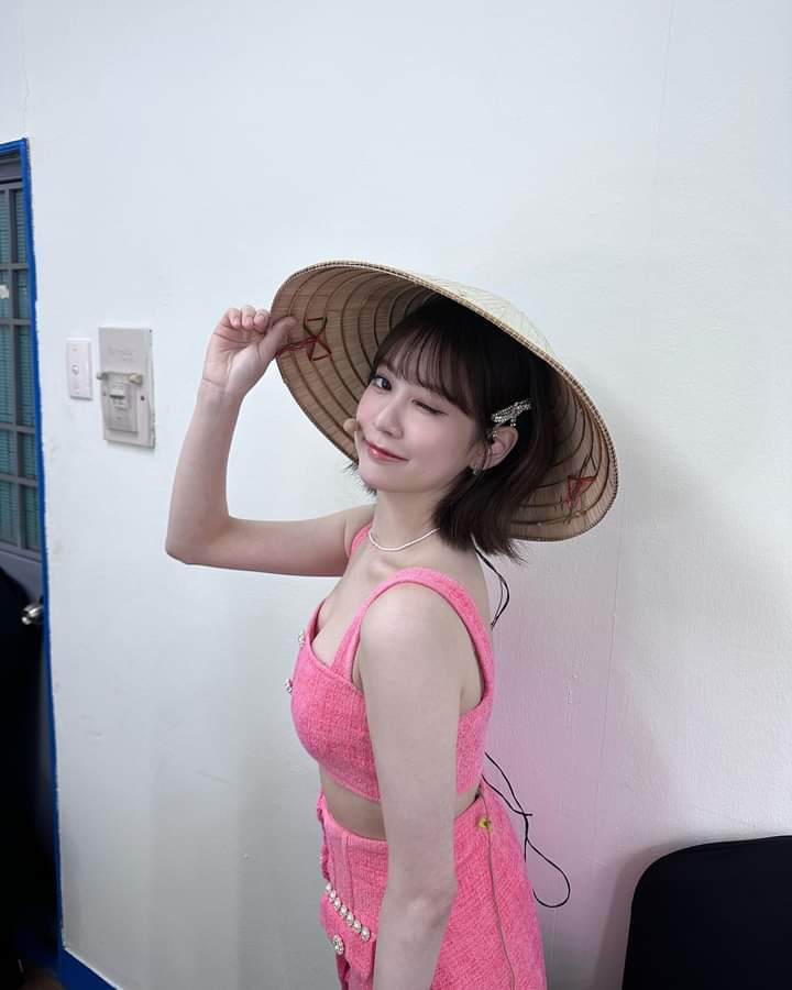 Bora nhóm Cherry Bullet đội nón lá check-in trên trang cá nhân trước khi biểu diễn trước hàng nghìn khán giả ở tại Việt Nam. Bora nhóm Cherry Bullet đội nón lá check-in trên trang cá nhân trước khi biểu diễn trước hàng nghìn khán giả ở tại Việt Nam.