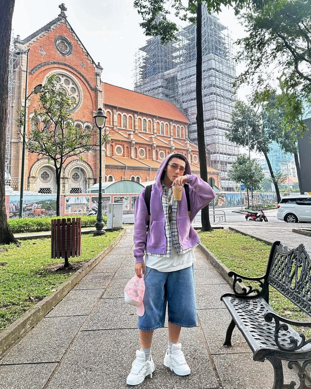 Sơn Tùng tạo trào lưu check-in cùng thần tượng tại nhiều địa danh nổi tiếng tại TPHCM như chợ Bến Thành, Nhà thờ Đức Bà...