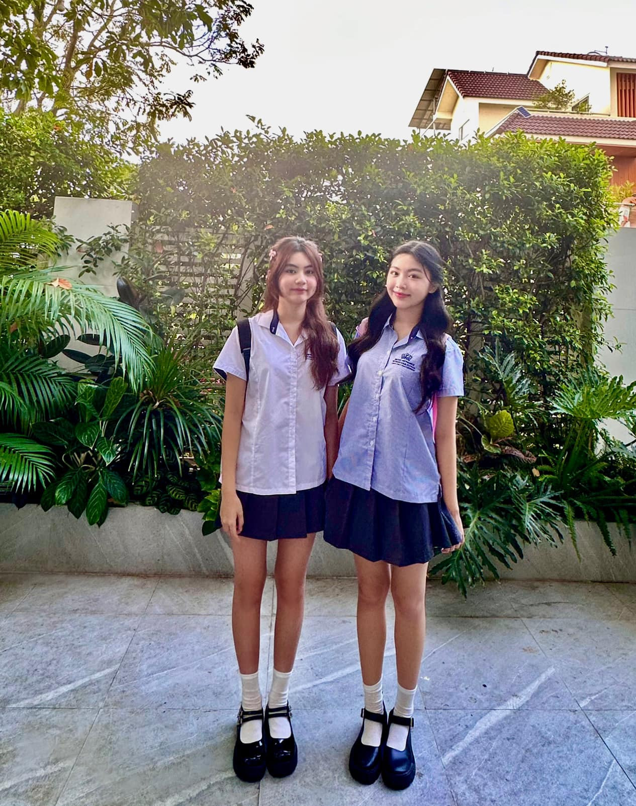 Trong một cuộc phỏng vấn, Quyền Linh nói anh không ép con gái đi theo con đường của mình, tôn trọng mọi quyết định nghề nghiệp của con. Từ bé, Lọ Lem và Hạt Dẻ lễ phép nên anh không quá lo lắng, áp đặt con. Trong một cuộc phỏng vấn, Quyền Linh nói anh không ép con gái đi theo con đường của mình, tôn trọng mọi quyết định nghề nghiệp của con. Từ bé, Lọ Lem và Hạt Dẻ lễ phép nên anh không quá lo lắng, áp đặt con.