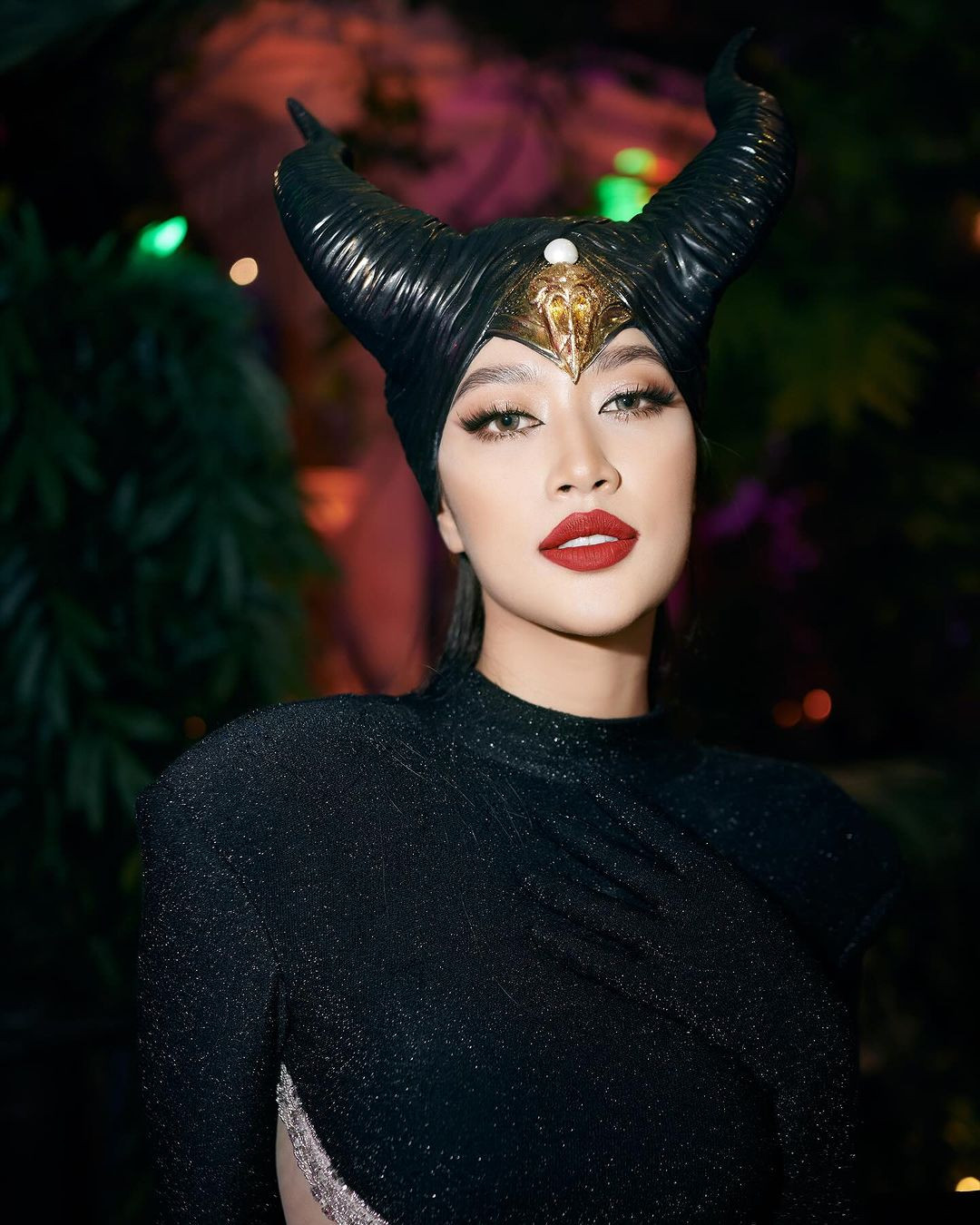 Hoa hậu Đoàn Thiên Ân được gọi là Maleficent gợi cảm khi hóa trang thành nhân vật Tiên hắc ám nổi tiếng.