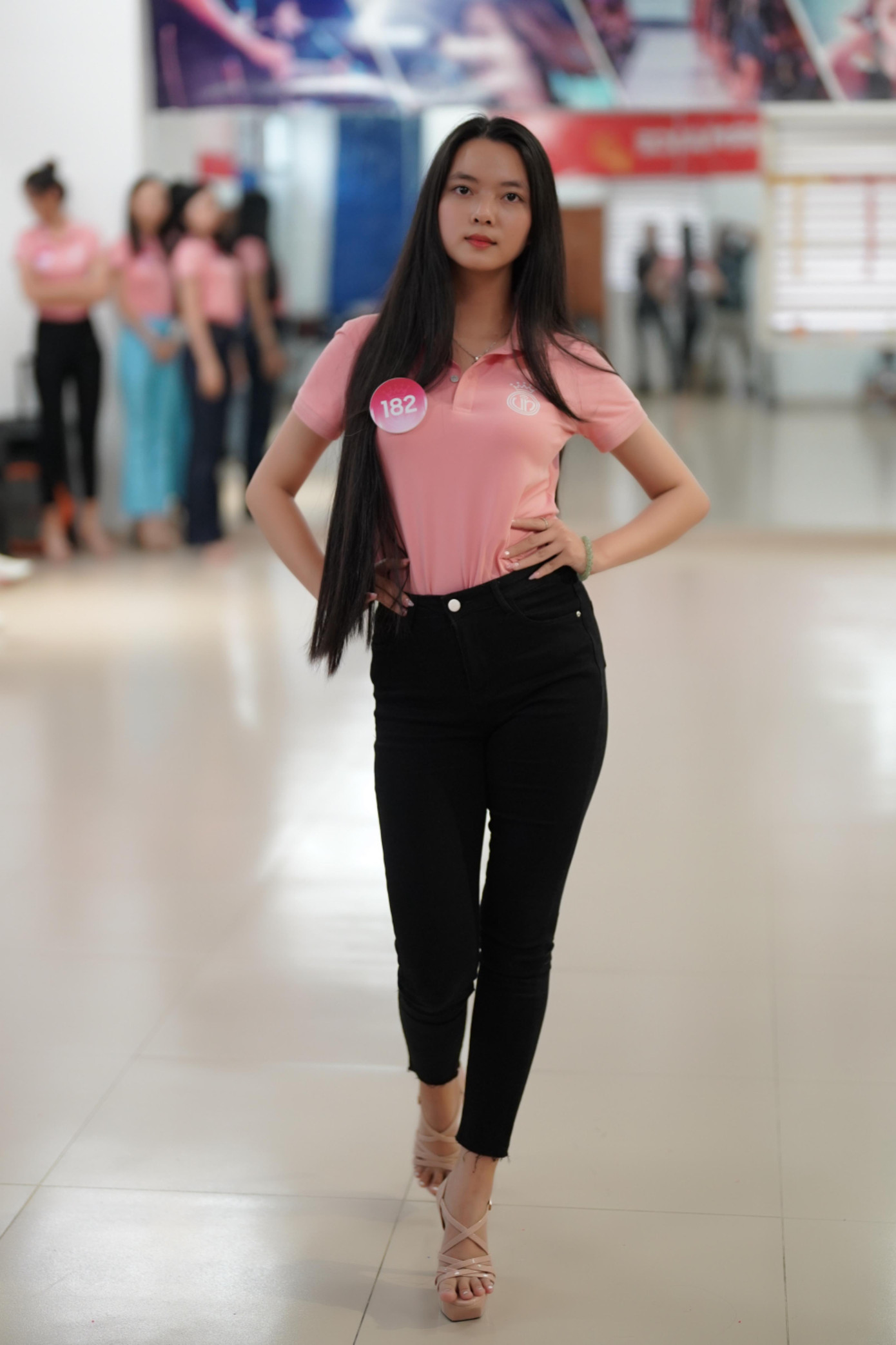 Thí sinh Trang Thảo (SBD 182) cho biết khả năng trình diễn của cô cải thiện hơn nhiều sau ba ngày được Á hậu Tuyết Như và đạo diễn Nguyễn Hưng Phúc chỉ dẫn. &quot;Tôi có khuyết điểm lực hai chân không đều. Sau khi được hướng dẫn tôi thấy mình cải thiện được nhiều thứ. Tôi tự tin mình làm tốt ở đêm chung khảo&quot;, thí sinh cao 1,65 m nói.