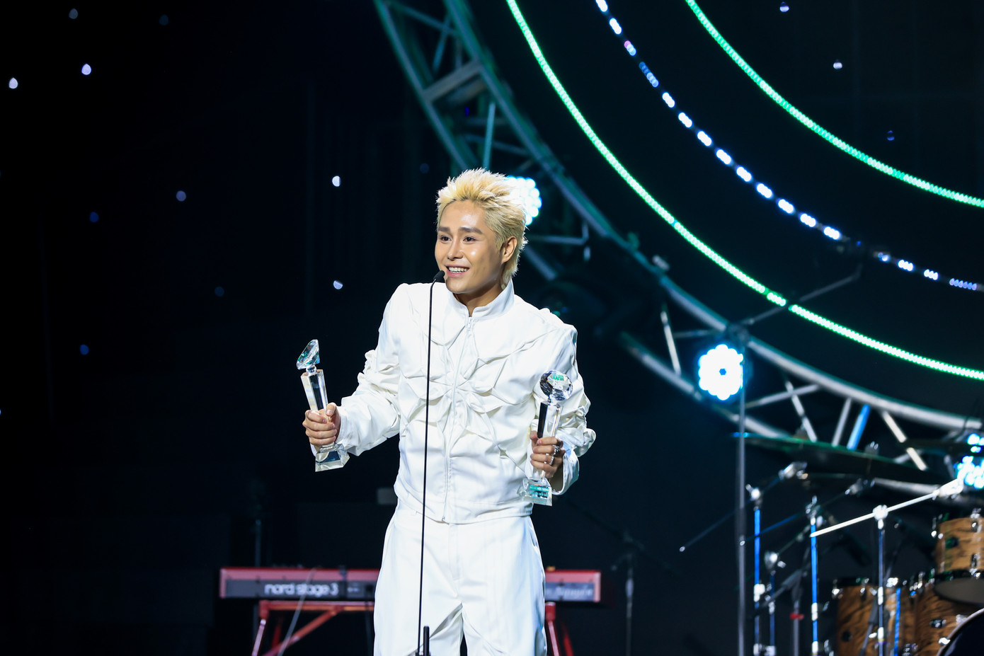 Nam ca sĩ thắng lớn tại Làn Sóng Xanh lần thứ 26 là Tăng Duy Tân. Anh gom phần lớn giải thưởng quan trọng là 2/10 ca khúc được yêu thích, Bài hát hiện tượng và Nam ca sĩ của năm (hạng mục dành cho ca sĩ có ca khúc nằm trong bảng xếp hạng Làn Sóng Xanh, được nhiều người yêu thích, có nhiều hoạt động âm nhạc tích cực tạo nên nhiều giá trị cho đời sống âm nhạc trong năm).