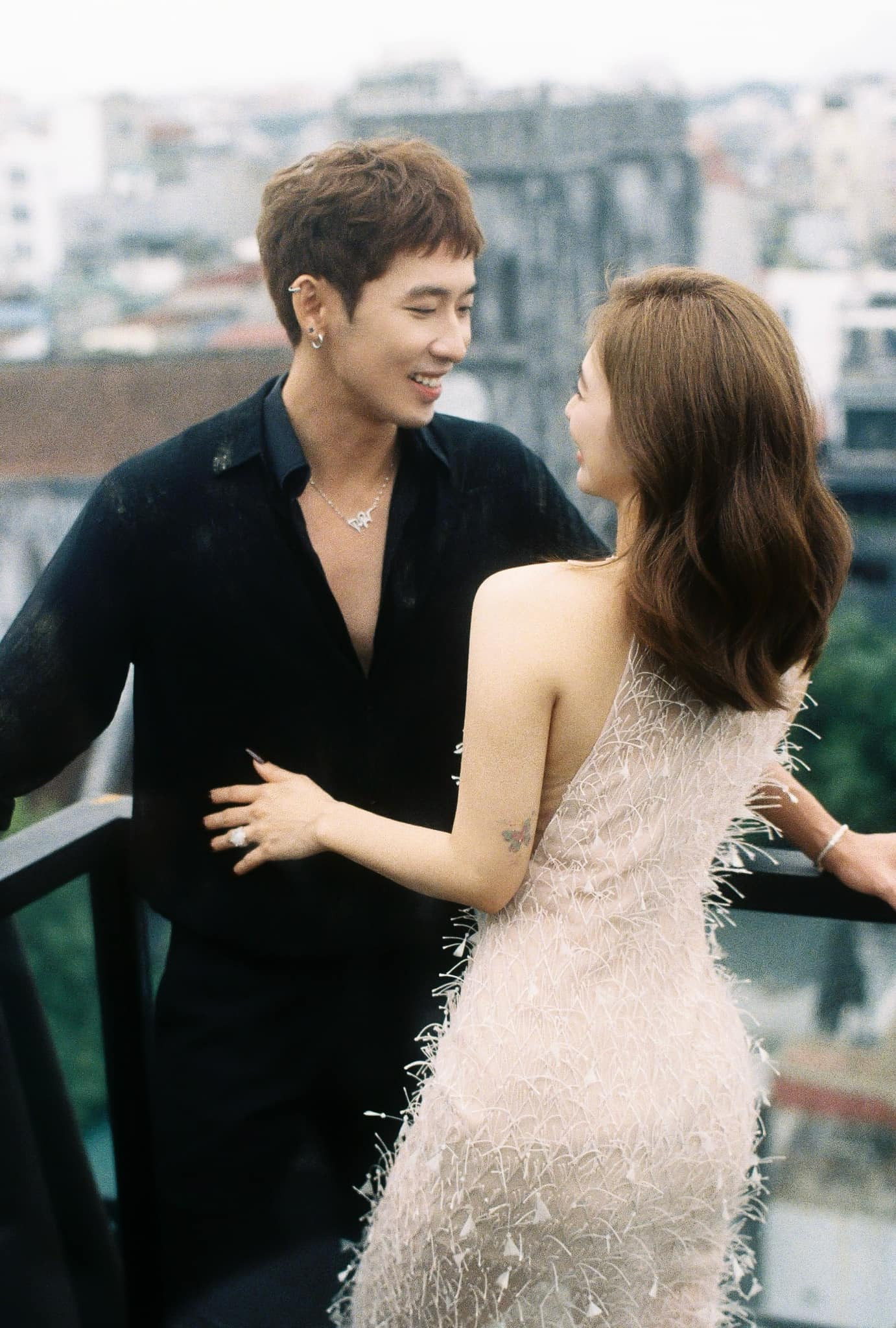 Câu thoại "Em thử yêu anh đi, nếu thất bại thì anh là quá khứ, nếu thành công thì anh là tương lai" trên phim giữa Mai và Sâu liên tục được khán giả bình luận dưới loạt ảnh của Tuấn Trần và Phương Anh Đào.