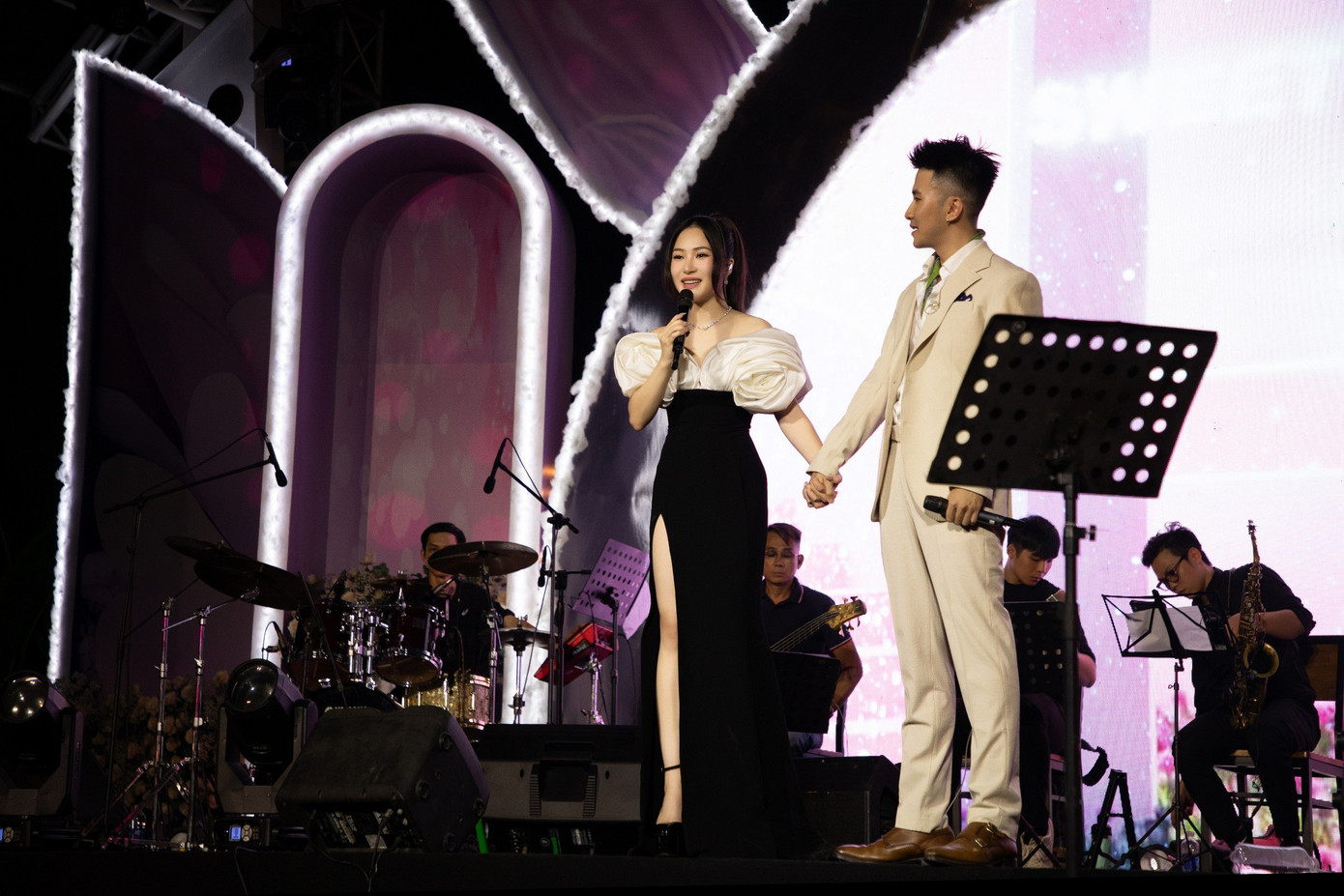 Ngoài phần trình diễn solo, Hương Tràm kết hợp cùng học trò là ca sĩ Hoàng Dương, hát tặng ca khúc Ngày cưới cho đôi tình nhân vừa cầu hôn thành công tại show. Trước buổi diễn, cô giúp người hâm mộ tổ chức buổi cầu hôn bất ngờ và lãng mạn. Ngoài phần trình diễn solo, Hương Tràm kết hợp cùng học trò là ca sĩ Hoàng Dương, hát tặng ca khúc Ngày cưới cho đôi tình nhân vừa cầu hôn thành công tại show. Trước buổi diễn, cô giúp người hâm mộ tổ chức buổi cầu hôn bất ngờ và lãng mạn.