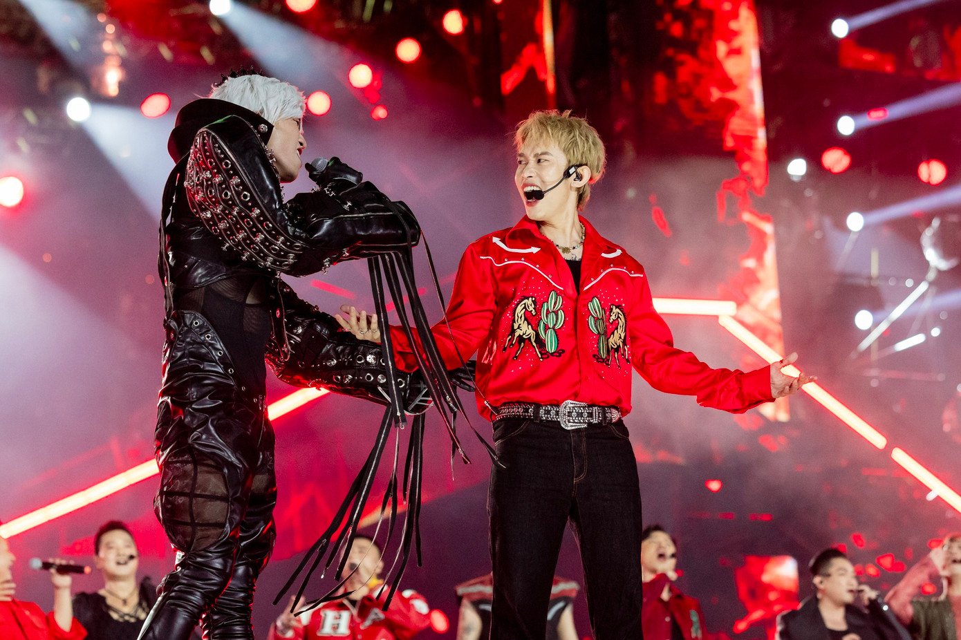 Suốt ba tháng đồng hành cùng chương trình, BB Trần thân với Kay Trần nhất. Khoảnh khắc song ca giữa &quot;thái tử BB&quot; và &quot;con trai Kay Trần&quot; tại live concert Anh trai vượt ngàn chông gai được khán giả bàn tán, tương tác mạnh trên mạng xã hội. Chuỗi ba tiết mục Hỏa ca - Người lạ ơi - Superstar của 32 anh tài mở màn thành công cho đêm diễn.