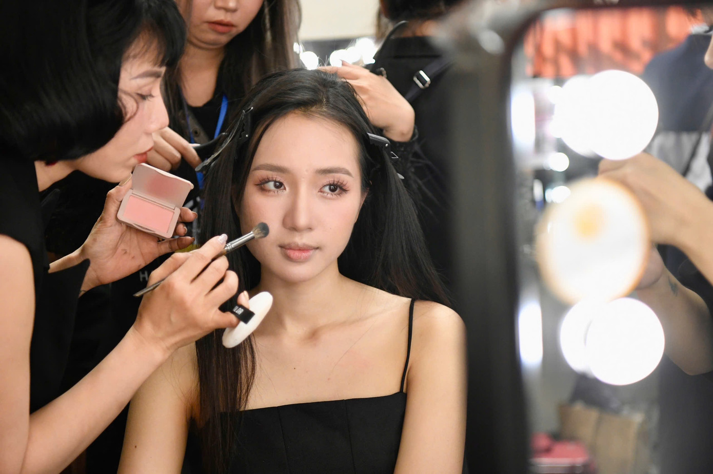Cận nhan sắc của Giang Thanh (Quảng Ninh) sau khi được trang điểm. Thí sinh được chuyên gia tư vấn lối make up và làm tóc để tôn lên đường nét tự nhiên trên gương mặt.