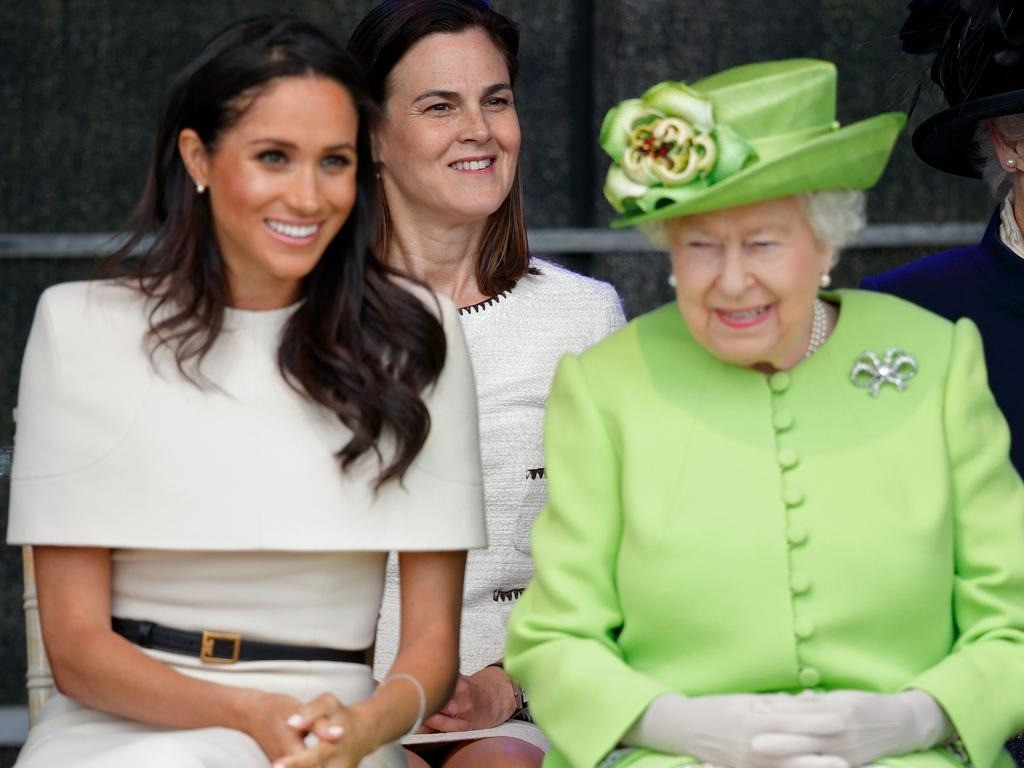 Có 18 năm làm việc cho Hoàng gia Anh, Samantha Cohen (giữa) phải nghỉ việc sau hơn một năm làm trợ lý cho Meghan Markle.