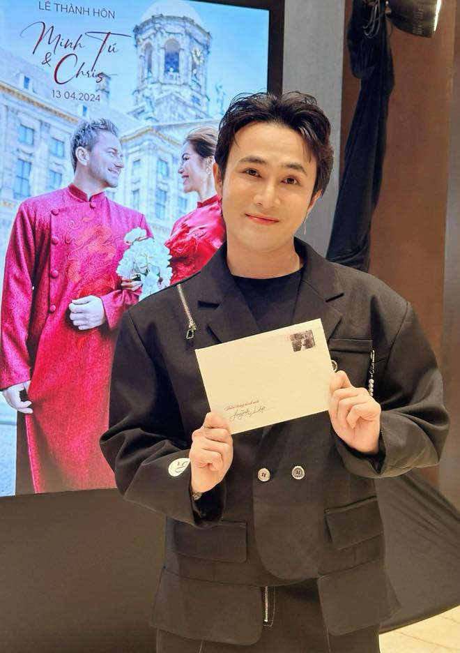 Trước đó, nam diễn viên đăng lên trang cá nhân bức ảnh check-in trước địa điểm tổ chức tiệc cưới của Minh Tú và Chris.