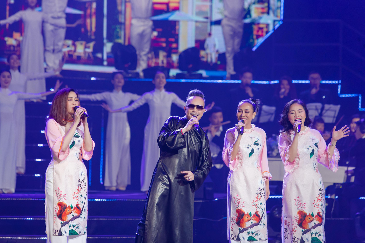 Sau những bản nhạc Việt, khán giả chứng kiến hình ảnh một Jimmii Nguyễn rất khác với ca khúc Don&apos;t Go đậm chất Latin. Màn trình diễn có sự hợp tác của Thảo Trang, Thu Ba và Thanh Lan.