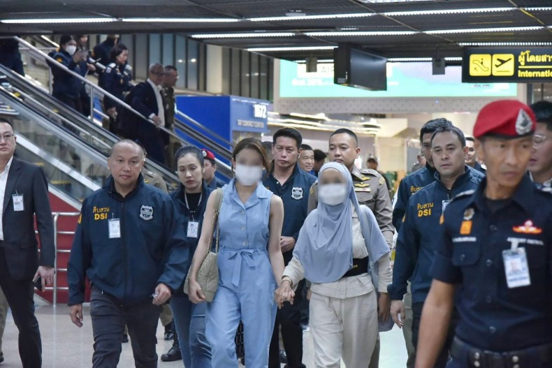 Natthamon Khongchak và mẹ bị bắt tại sân bay.