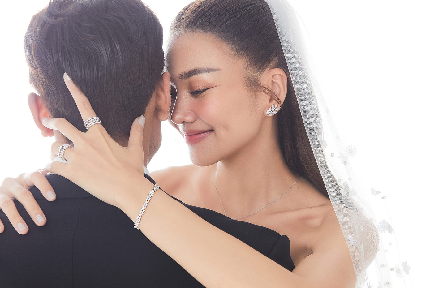 Trước khi phát thiệp cưới, Thanh Hằng úp mở chuyện sắp lấy chồng trong chương trình The New Mentor. Trả lời truyền thông, diễn viên Chị chị em em nói đang yêu sau 5 năm độc thân. Cô cho biết bạn trai bản lĩnh, cho cô cảm giác bình an, đồng thời nói chia sẻ thông tin kết hôn ở thời điểm phù hợp.