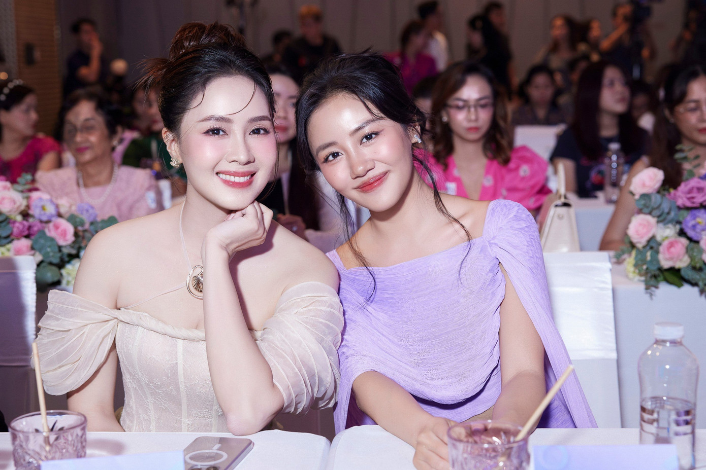 Xuất hiện tại chương trình, Hồng Diễm gây ấn tượng với phong cách sang trọng, gợi cảm. Nhiều khán giả nói không nhận ra Hồng Diễm của phim giờ vàng khi nữ diễn viên mặc trang phục cúp ngực.