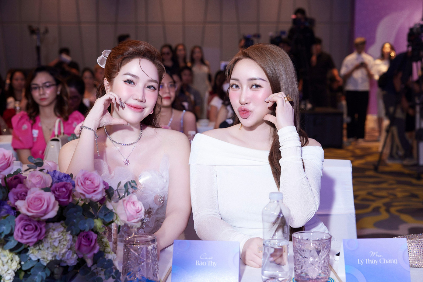 Khoảnh khắc ca sĩ Bảo Thy đọ sắc cùng Lý Thùy Chang.