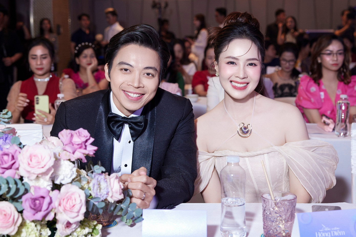 Ca sĩ Lân Nhã chụp ảnh cùng diễn viên Hồng Diễm trước khi lên sân khấu biểu diễn trước khán giả.