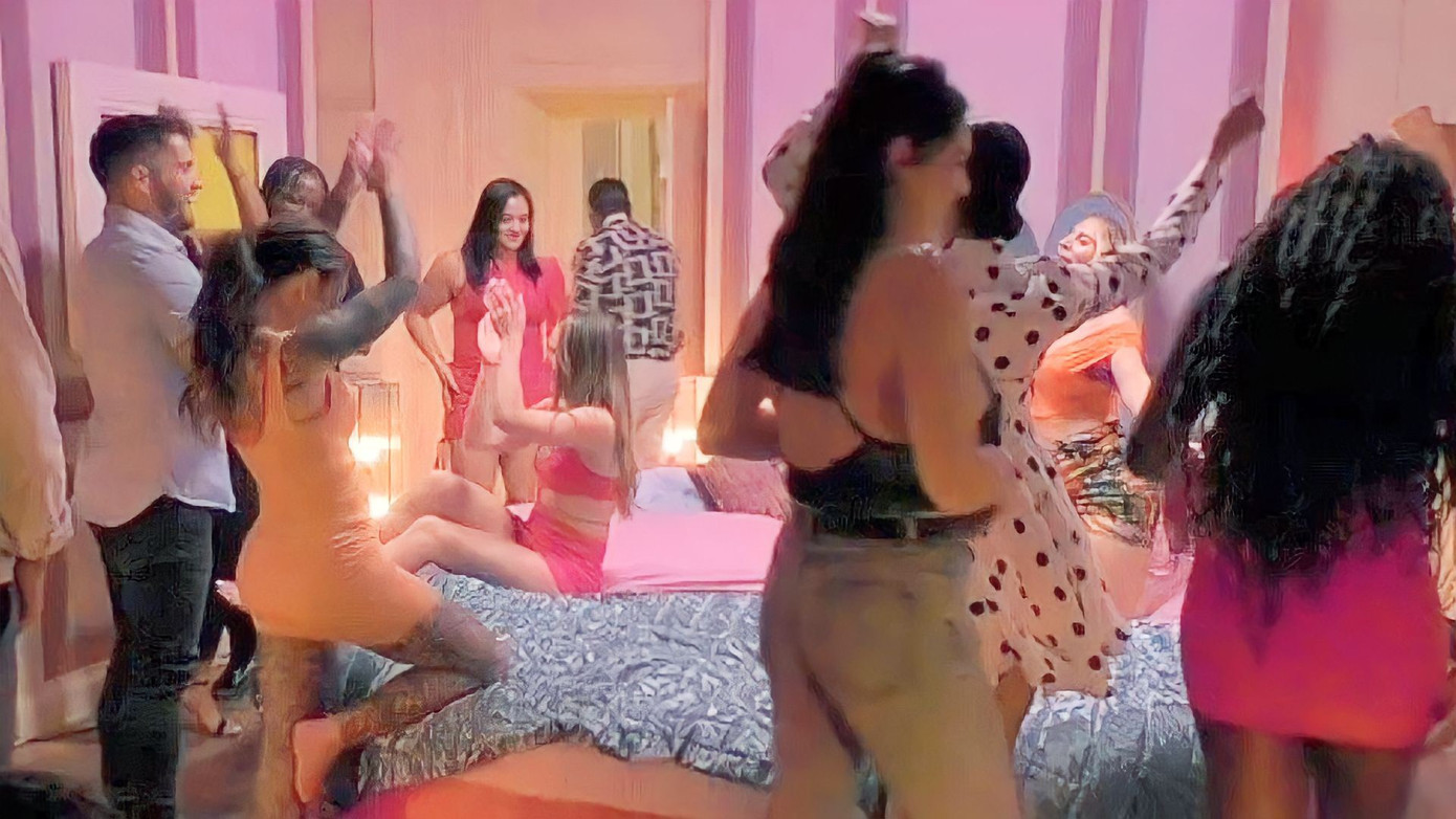 Cảnh thác loạn, quan hệ tình dục tập thể gây sốc trong chương trình.