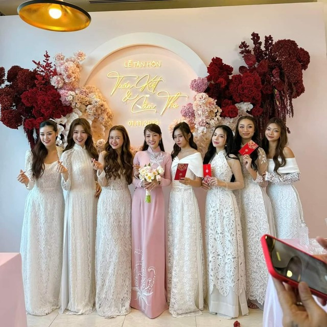 Cô dâu diện áo dài hồng nền nã. Dàn dâu phụ nổi tiếng trong lễ gia tiên của Puka gồm Hoa hậu Khánh Vân, Thúy Ngân, Nhung Gumiho, Nguyên Thảo, Lyly, Top 10 Hoa hậu Hoàn vũ Ngô Bảo Ngọc, diễn viên Katleen Phan Võ.