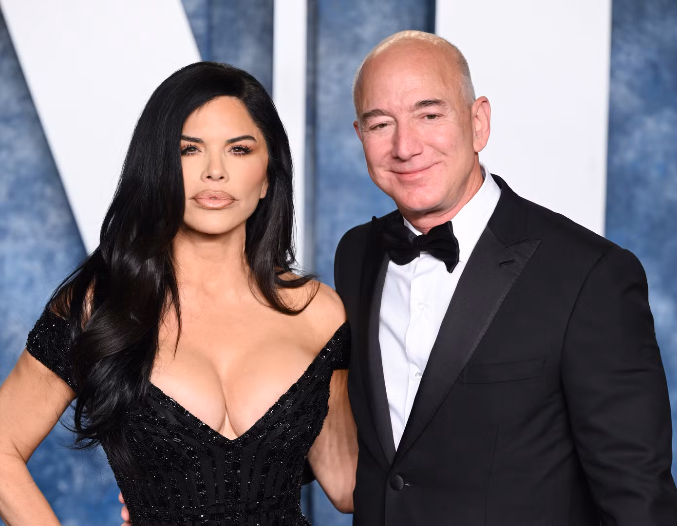 Jeff Bezos vừa cầu hôn bạn gái hồi tháng 5. Jeff Bezos vừa cầu hôn bạn gái hồi tháng 5.