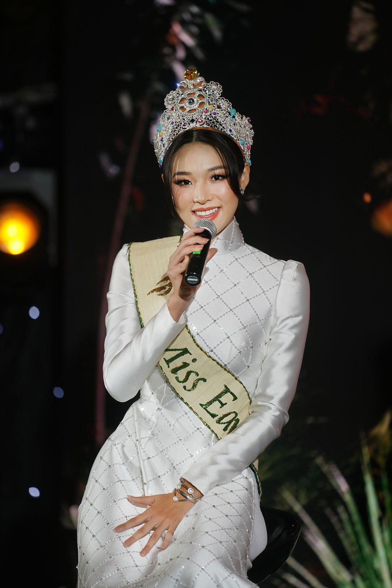 Đương kim Hoa hậu Trái Đất đến từ Hàn Quốc. Mina Sue Choi sinh năm 1999, trước khi đăng quang Miss Earth, cô là Á hậu 1 cuộc thi Miss Korea. Cô là người đẹp Hàn Quốc đầu tiên đăng quang Hoa hậu Trái Đất trong lịch sử 22 năm của cuộc thi.